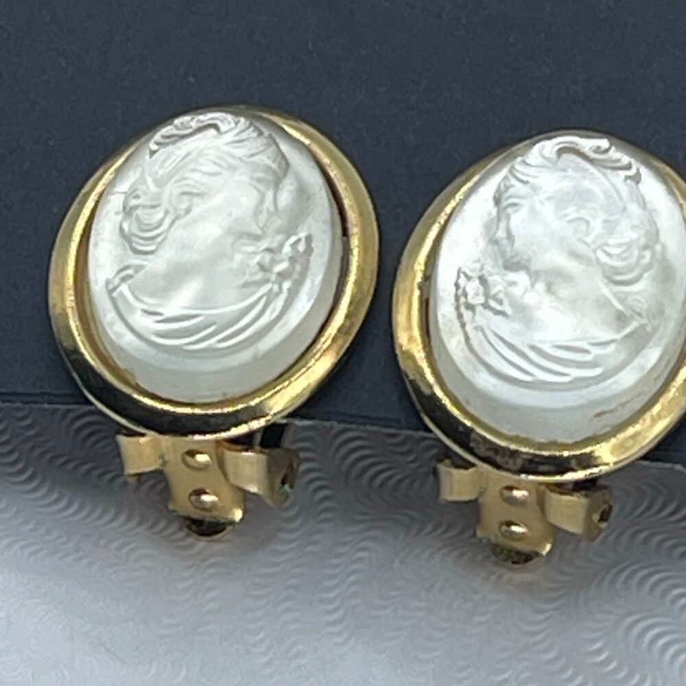 Vintage Intaglio cameo glass clip earrings
